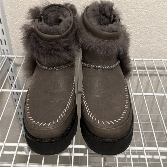 UGG Fluff Punk Boots size 8 nearly new - Picture 2 of 7
